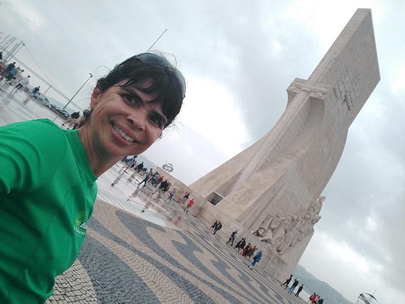 Eu, correndo em frente ao Padrão dos Descobrimentos