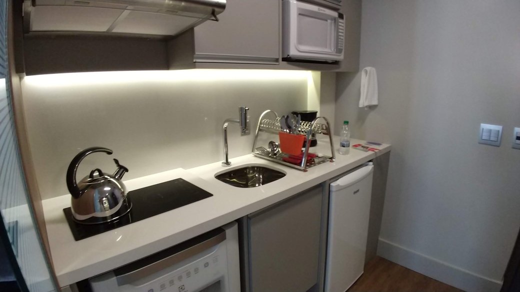 Cozinha do quarto do Adagio Apart Hotel Curitiba