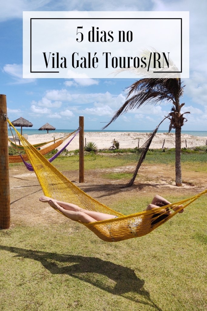#PraCegoVer Audiodescrição: Fotografia de um redário ao ar livre, num gramado com coqueiros e ao fundo uma praia e o mar. Uma mulher está deitada numa rede em primeiro plano, de biquíni. Acima, o texto: "5 dias no Vila Galé Touros/RN"