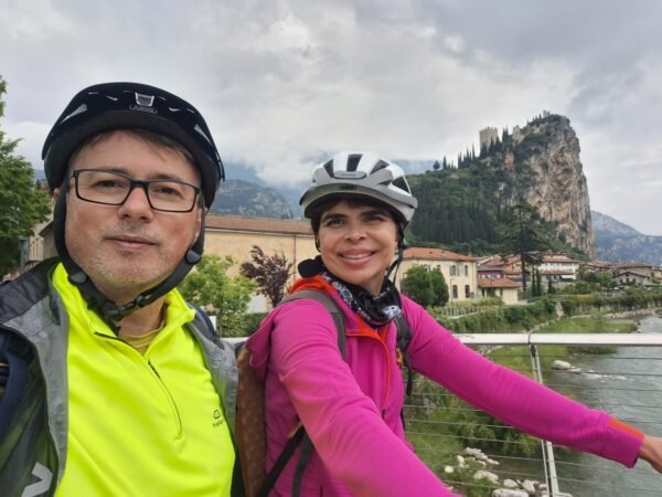 Pedalando em Arco - Itália - com o castelo ao fundo