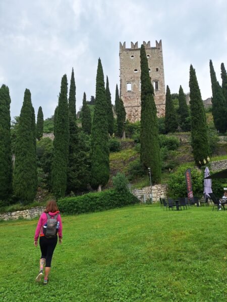Pedalando em Arco - Itália - com o castelo ao fundo